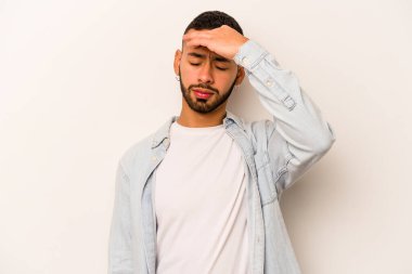 Beyaz arka planda izole edilmiş genç İspanyol adam tapınaklara dokunuyor ve baş ağrısı çekiyor..