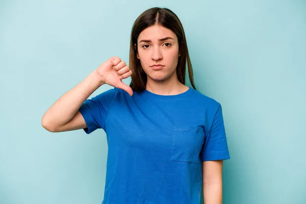 Mulher Caucasiana Jovem Isolado Fundo Azul Mostrando Gesto Desgosto Polegares — Fotografia de Stock