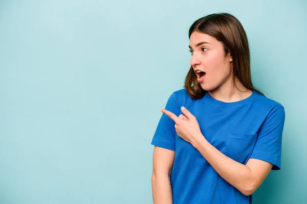 Ung Kaukasisk Kvinna Isolerad Blå Bakgrundspunkter Med Tummen Fingret Bort — Stockfoto