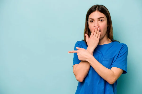 Jeune Femme Caucasienne Isolée Sur Fond Bleu Pointant Vers Côté — Photo