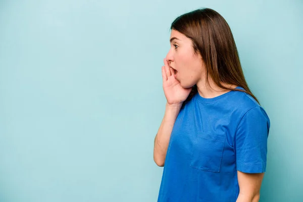 Jonge Blanke Vrouw Geïsoleerd Blauwe Achtergrond Zegt Een Geheim Warm — Stockfoto