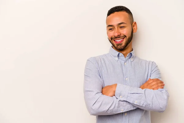 Jonge Spaanse Man Geïsoleerd Witte Achtergrond Glimlachend Vol Vertrouwen Met — Stockfoto