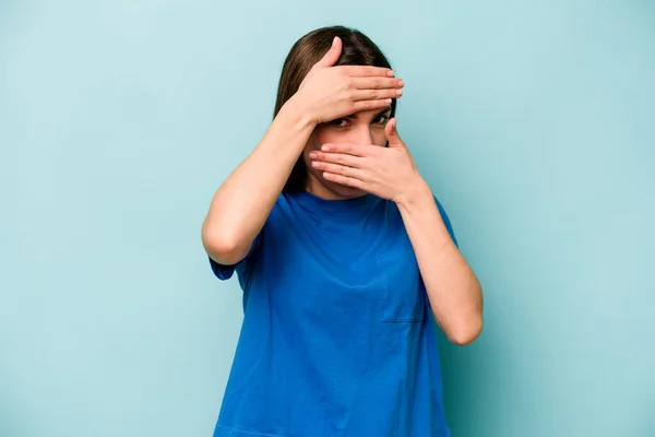 Νεαρή Καυκάσια Γυναίκα Απομονωμένη Μπλε Φόντο Ανοιγοκλείνει Μάτια Της Στην — Φωτογραφία Αρχείου