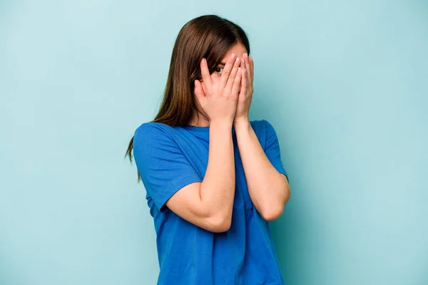 Νεαρή Λευκή Γυναίκα Απομονωμένη Μπλε Φόντο Αναβοσβήνει Μέσα Από Δάχτυλα — Φωτογραφία Αρχείου