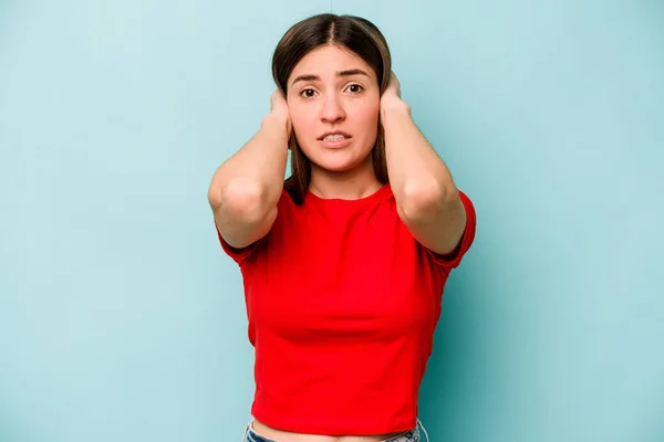 Jeune Femme Caucasienne Isolée Sur Fond Bleu Criant Rage — Photo