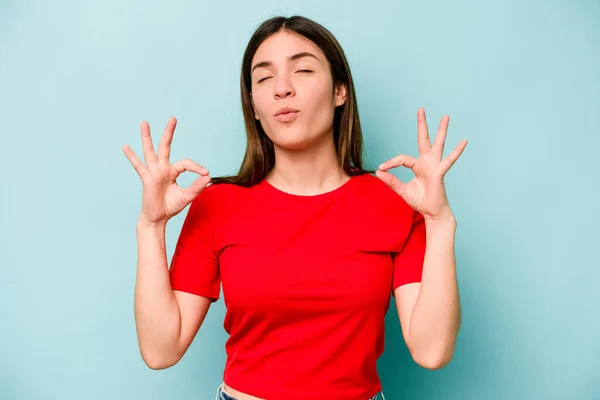 Jeune Femme Caucasienne Isolée Sur Fond Bleu Détend Après Une — Photo