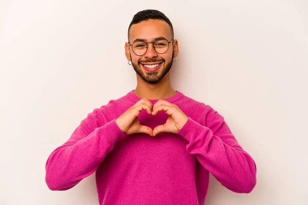 Jonge Spaanse Man Geïsoleerd Witte Achtergrond Glimlachend Toont Een Hartvorm — Stockfoto