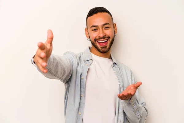 Joven Hombre Hispano Aislado Sobre Fondo Blanco Siente Seguro Dando — Foto de Stock