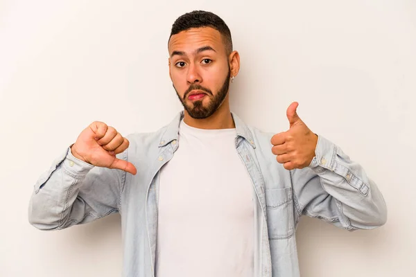 Jonge Spaanse Man Geïsoleerd Witte Achtergrond Tonen Duimen Omhoog Duimen — Stockfoto