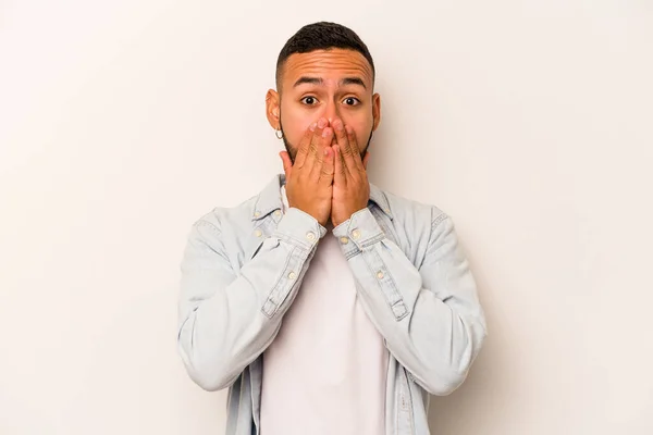Junge Hispanische Mann Isoliert Auf Weißem Hintergrund Schockiert Mund Mit — Stockfoto
