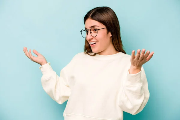 Mulher Caucasiana Jovem Isolado Fundo Azul Alegre Rindo Muito Conceito — Fotografia de Stock