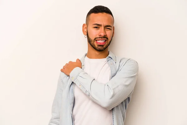 Hombre Hispano Joven Aislado Sobre Fondo Blanco Con Dolor Hombro — Foto de Stock