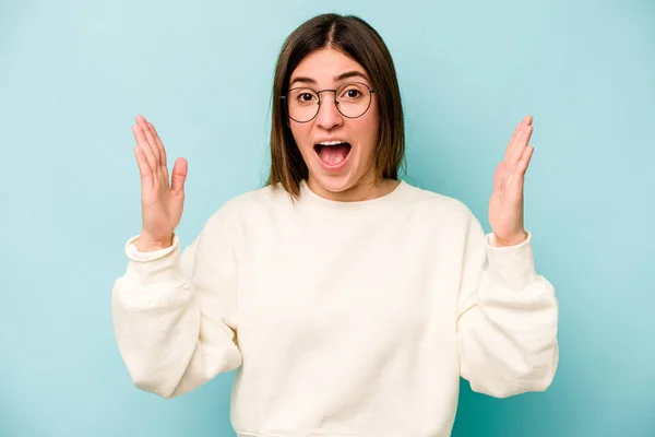 Mujer Joven Caucásica Aislada Sobre Fondo Azul Recibiendo Una Agradable —  Fotos de Stock