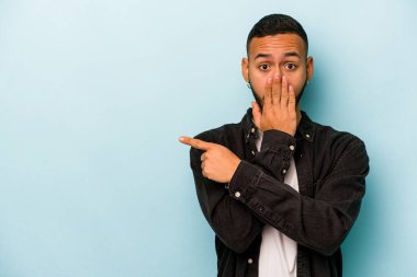 Mavi arka planda izole edilmiş genç bir İspanyol yan tarafı gösteriyor.