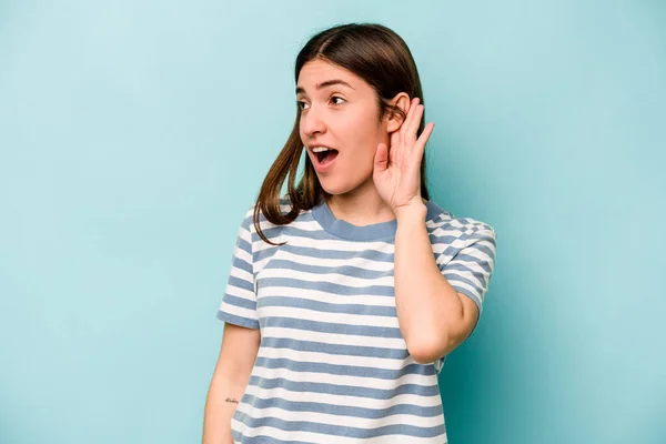 Νεαρή Καυκάσια Γυναίκα Απομονωμένη Μπλε Φόντο Προσπαθώντας Ακούσει Ένα Κουτσομπολιό — Φωτογραφία Αρχείου