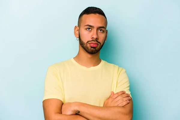 Junger Hispanischer Mann Isoliert Auf Blauem Hintergrund Müde Von Einer — Stockfoto