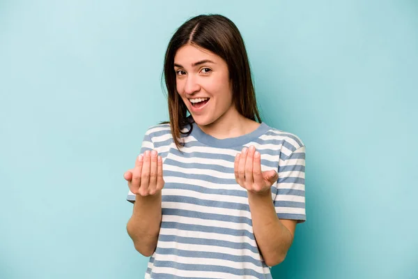 Jonge Blanke Vrouw Geïsoleerd Blauwe Achtergrond Wijzend Met Vinger Naar — Stockfoto