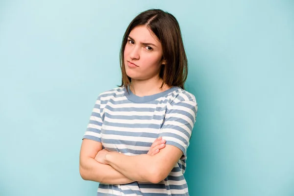 Junge Kaukasierin Isoliert Auf Blauem Hintergrund Misstrauisch Unsicher Prüfend — Stockfoto