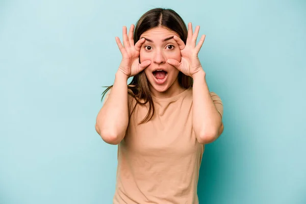 Mujer Joven Caucásica Aislada Sobre Fondo Azul Manteniendo Los Ojos — Foto de Stock