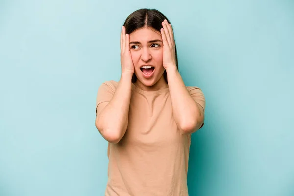 Young Caucasian Woman Isolated Blue Background Covering Ears Hands Trying — Stock Photo, Image