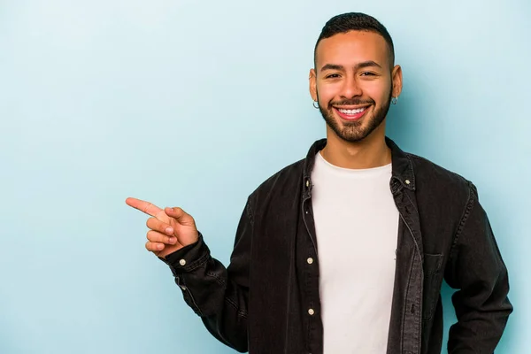 Joven Hombre Hispano Aislado Sobre Fondo Azul Sonriendo Alegremente Señalando — Foto de Stock