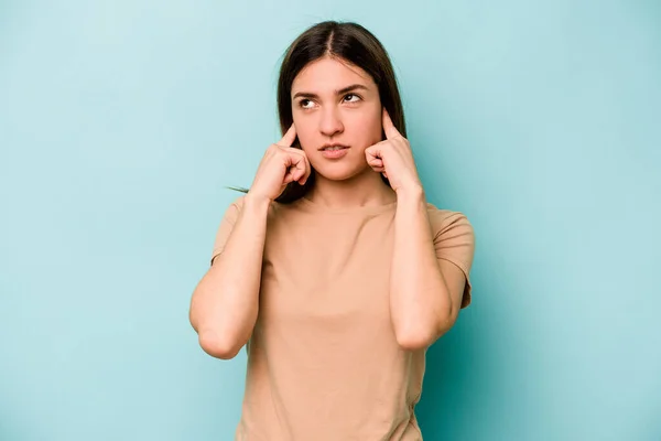 Mujer Caucásica Joven Aislada Sobre Fondo Azul Cubriendo Las Orejas —  Fotos de Stock