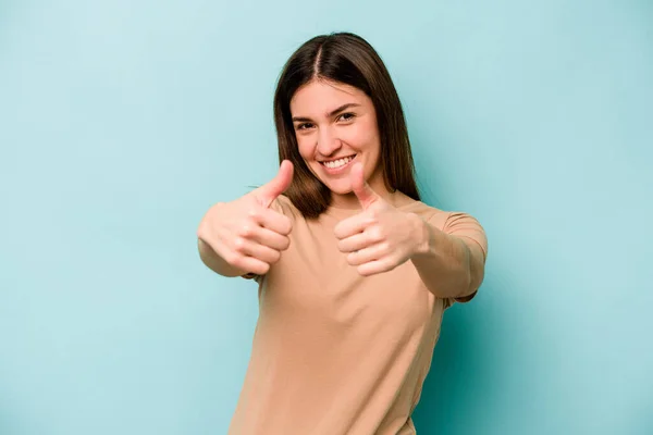 Ung Kaukasisk Kvinna Isolerad Blå Bakgrund Höja Både Tummen Upp — Stockfoto