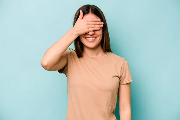 Jeune Femme Caucasienne Isolée Sur Fond Bleu Couvre Les Yeux — Photo