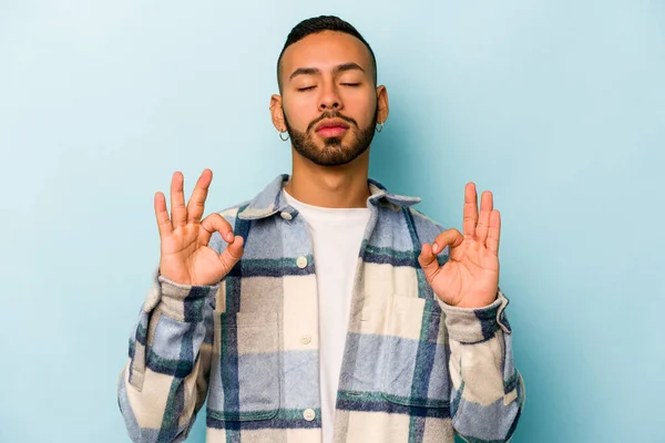 Jovem Hispânico Homem Isolado Fundo Azul Relaxa Após Dia Trabalho — Fotografia de Stock