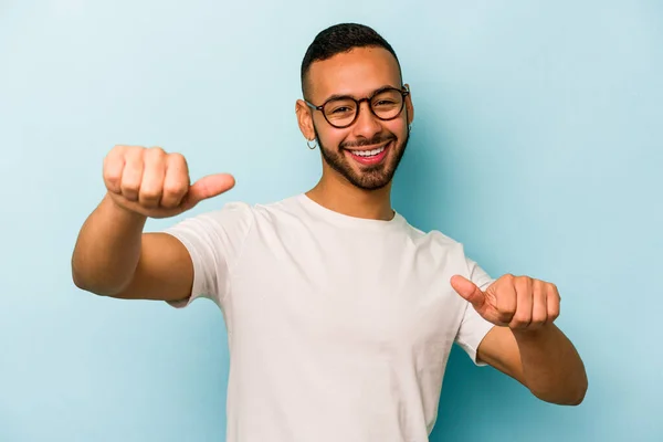 Young Hispanic Man Isolated Blue Background Raising Both Thumbs Smiling — Stock Photo, Image