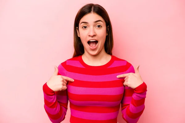 Jonge Blanke Vrouw Geïsoleerd Roze Achtergrond Verrast Wijzen Met Vinger — Stockfoto