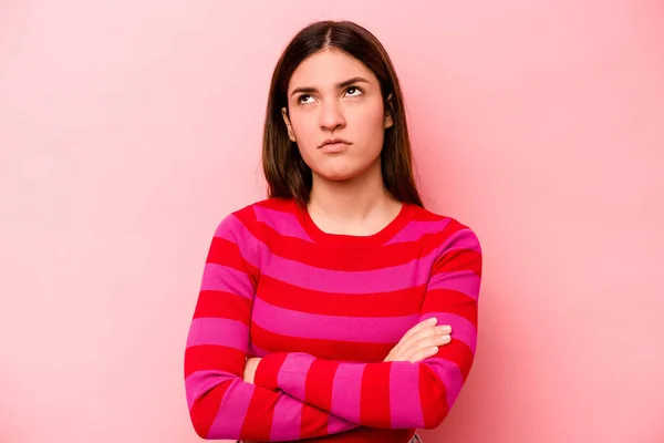 Junge Kaukasische Frau Isoliert Auf Rosa Hintergrund Müde Von Einer — Stockfoto