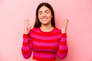 Pembe arka planda izole edilmiş beyaz bir kadın neşeli bir şekilde gülüyor. Mutluluk kavramı.