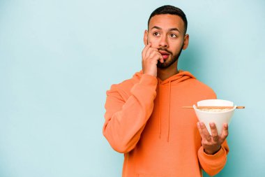 Mavi arka planda izole edilmiş erişte yiyen genç İspanyol kadın bir şeyin fotokopi odasına baktığını düşünerek rahatladı..