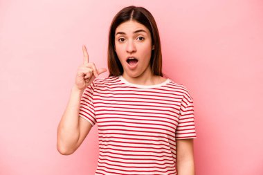 Pembe arka planda soyutlanmış beyaz bir kadın. Harika bir fikri var. Yaratıcılık kavramı..