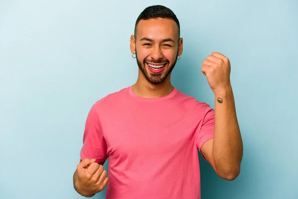 Ung Hispanic Mann Isolert Blå Bakgrunn Ropende Sorgløs Opprømt Seierskonsept – stockfoto