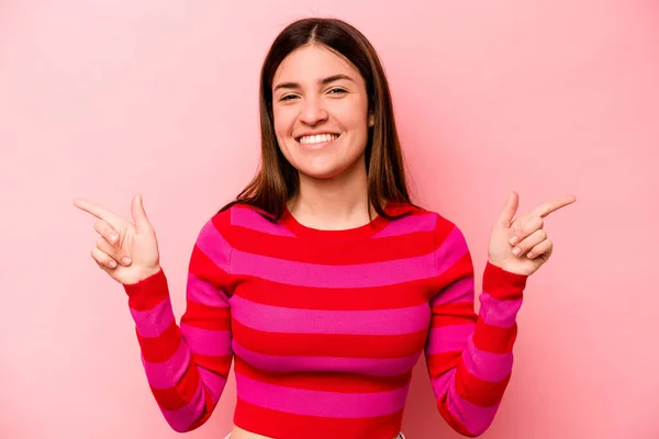 Jonge Blanke Vrouw Geïsoleerd Roze Achtergrond Wijzend Naar Verschillende Kopieerruimtes — Stockfoto