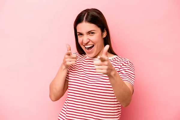 Jonge Kaukasische Vrouw Geïsoleerd Roze Achtergrond Vrolijke Glimlachen Wijzend Naar — Stockfoto