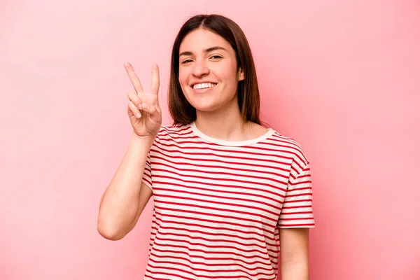 Молодая Белая Женщина Изолированная Розовом Фоне Показывает Номер Два Пальцами — стоковое фото