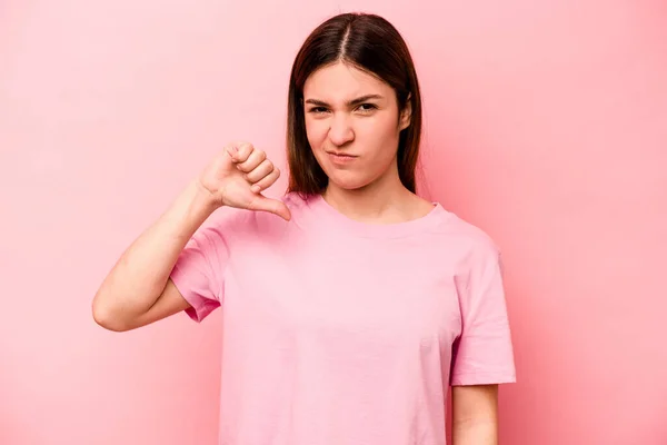 Mujer Joven Caucásica Aislada Sobre Fondo Rosa Mostrando Pulgar Hacia —  Fotos de Stock