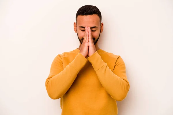 Молодой Латиноамериканец Изолирован Белом Фоне Держа Руки Молитве Рта Чувствует — стоковое фото