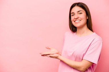 Pembe arka planda izole edilmiş beyaz bir kadın. Elinde bir fotokopi odası var..