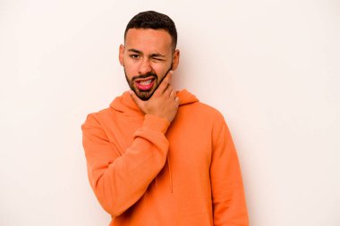 Beyaz arka planda izole edilmiş genç İspanyol bir adam güçlü bir diş ağrısı, azıdişi ağrısı var..