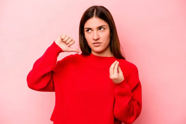 Jeune Femme Caucasienne Isolée Sur Fond Rose Montrant Elle Pas — Photo