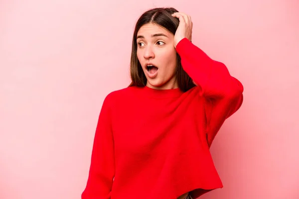 Joven Mujer Caucásica Aislada Sobre Fondo Rosa Conmocionada Recordado Importante — Foto de Stock