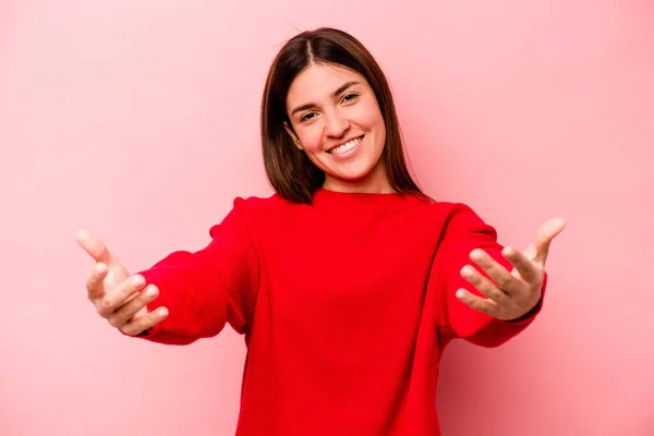 Junge Kaukasische Frau Isoliert Auf Rosa Hintergrund Zeigt Einen Willkommenen — Stockfoto