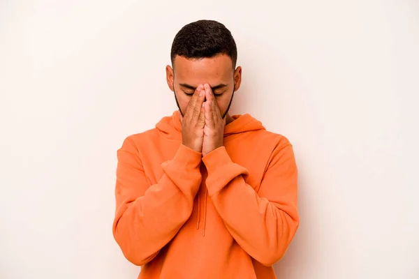 Νεαρός Ισπανός Απομονωμένος Λευκό Φόντο Προσευχόμενος Δείχνοντας Αφοσίωση Θρησκευόμενος Άνθρωπος — Φωτογραφία Αρχείου