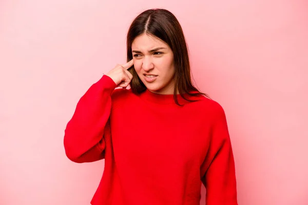 Jeune Femme Caucasienne Isolée Sur Fond Rose Couvrant Les Oreilles — Photo