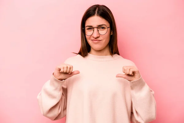 Pembe Arka Planda Izole Edilmiş Genç Beyaz Kadın Baş Parmağını — Stok fotoğraf