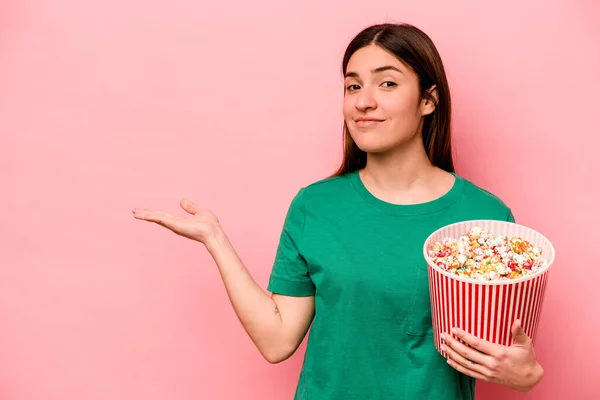 Jonge Blanke Vrouw Met Popcorn Geïsoleerd Roze Achtergrond Met Een — Stockfoto
